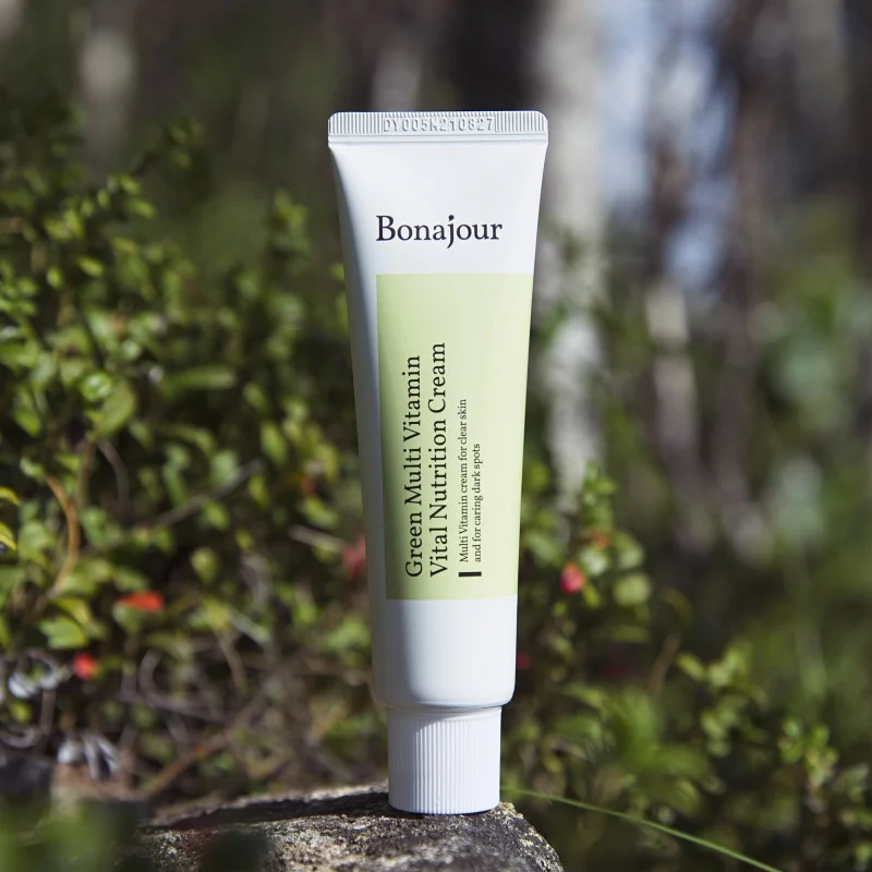 Bonajour Green Multi Vitamin Cream, tuote suomalaisessa metsässä, fiiliskuva